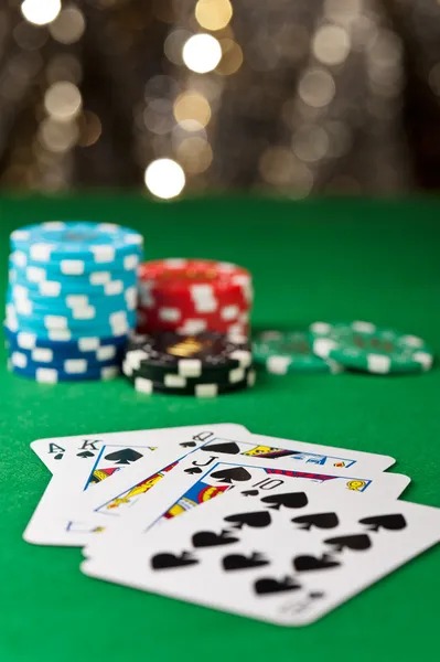 jambislot Domino QQ table interface showing tile hands and betting controls